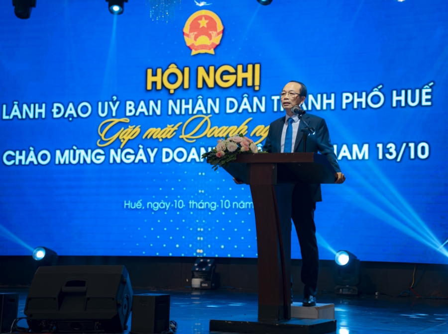 Phó Chủ tịch UBND thành phố Huế Phan Quý Phương phát biểu tại hội nghị. 