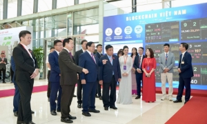 Thủ tướng Phạm Minh Chính và các quan chức Chính phủ thăm khu trưng bày Mạng Dịch vụ Đa chuỗi Blockchain Việt Nam