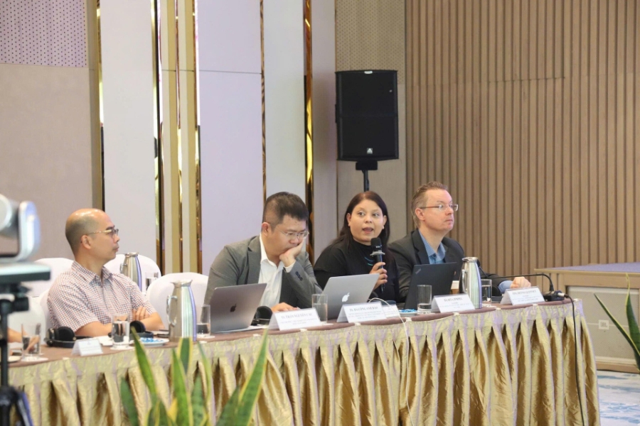 Bà Sita Zimpel (thứ hai từ phải qua): Cuộc thảo luận về “sự công bằng kỹ thuật số” đang diễn ra sôi nổi ở cấp độ quốc tế