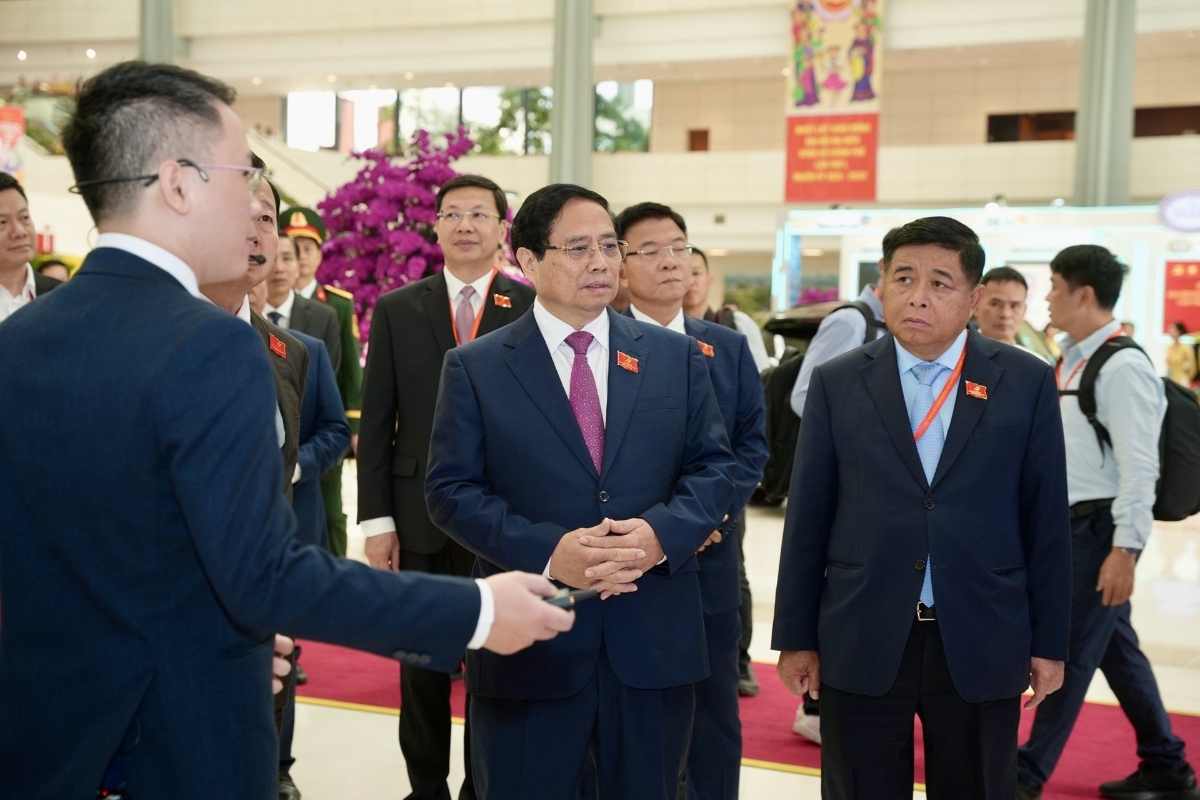 Đại diện Mạng Blockchain Việt Nam chia sẻ về các ứng dụng của công nghệ Blockchain trong nền kinh tế&nbsp; với Thủ tướng Phạm Minh Chính và các lãnh đạo Chính phủ&nbsp;