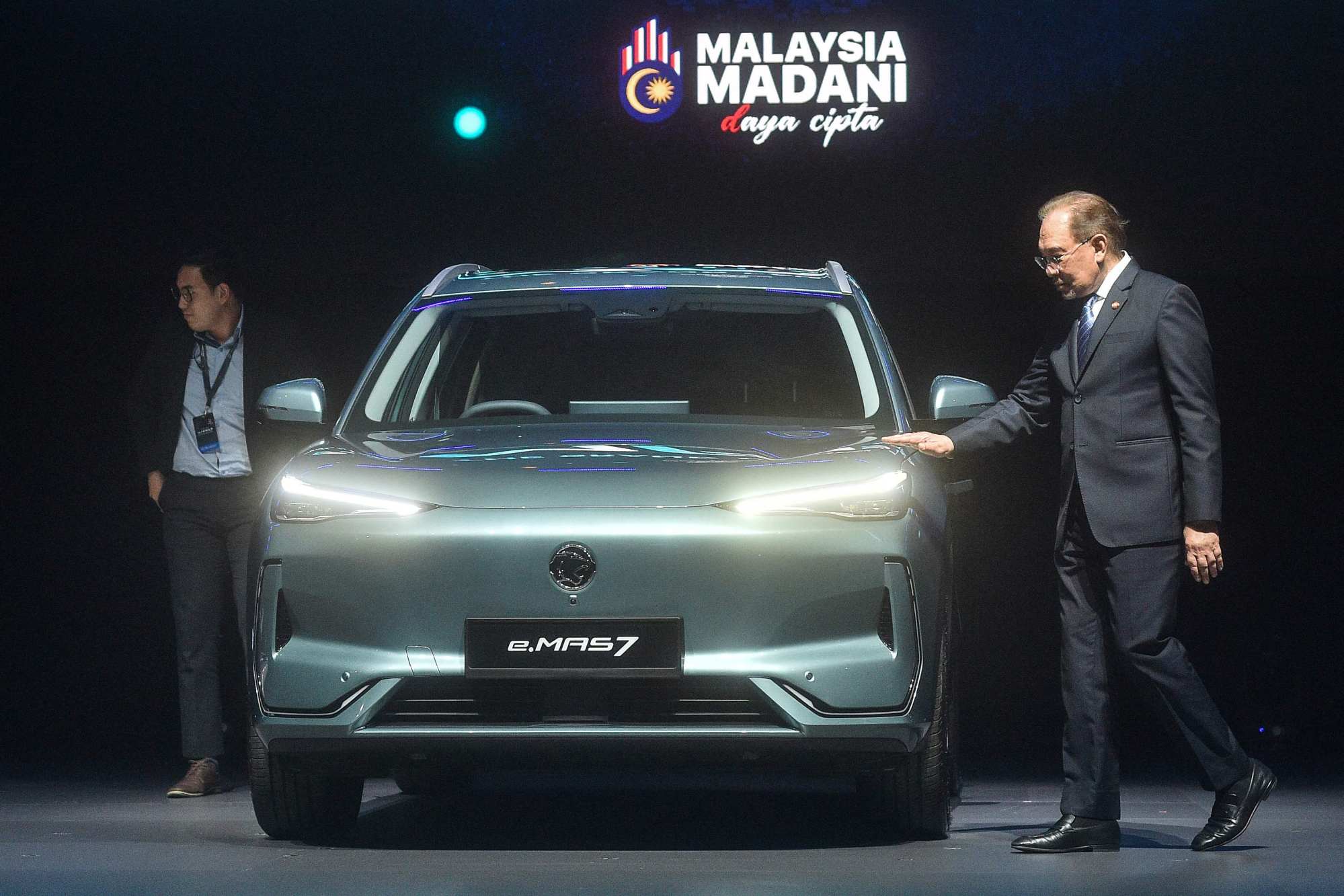 <i>Thủ tướng Malaysia Anwar Ibrahim kiểm tra chiếc xe điện đầu tiên được sản xuất trong nước tại sự kiện ra mắt tại Trung tâm Triển lãm và Thương mại Quốc tế Malaysia ở Kuala Lumpur năm 2024. Ảnh: AFP.</i>