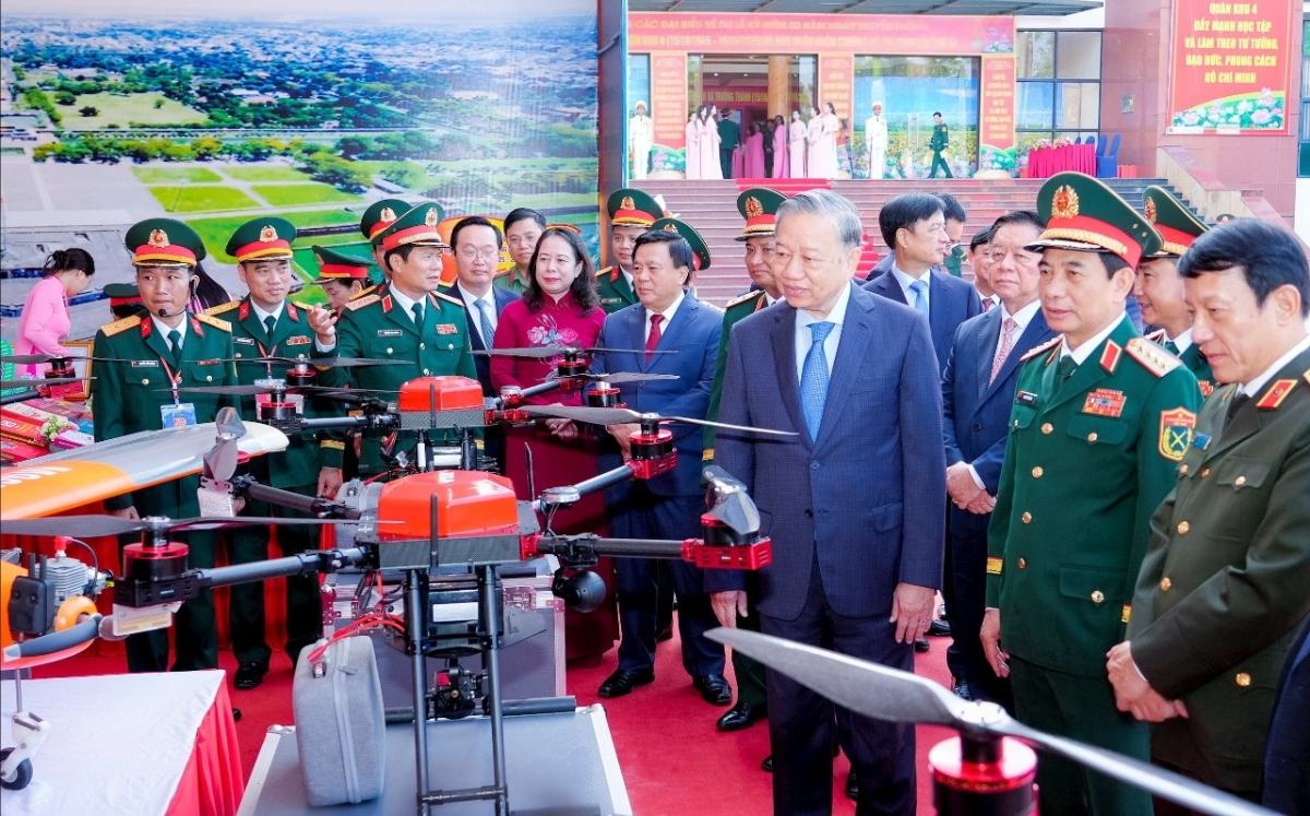 Tổng Bí thư Tô Lâm cùng Đoàn công tác Trung ương tham quan gian hàng trưng bày. Ảnh: Phạm Bằng