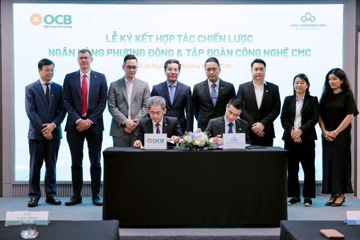 Đại diện lãnh đạo OCB và CMC ký kết hợp tác chiến lược.