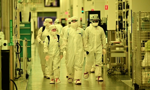 Bên trong Fab 52 - nhà máy Intel đặt niềm tin thống trị lại ngành chip 