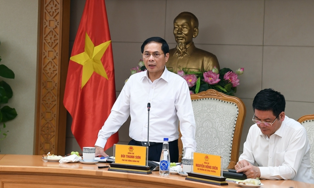 Phó Thủ tướng Bùi Thanh Sơn chủ trì cuộc họp rà soát công tác chuẩn bị tổ chức Hội chợ Mùa thu 2025 - Ảnh: VGP