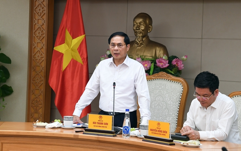 Phó Thủ tướng Bùi Thanh Sơn chủ trì cuộc họp rà soát công tác chuẩn bị tổ chức Hội chợ Mùa thu 2025 - Ảnh: VGP