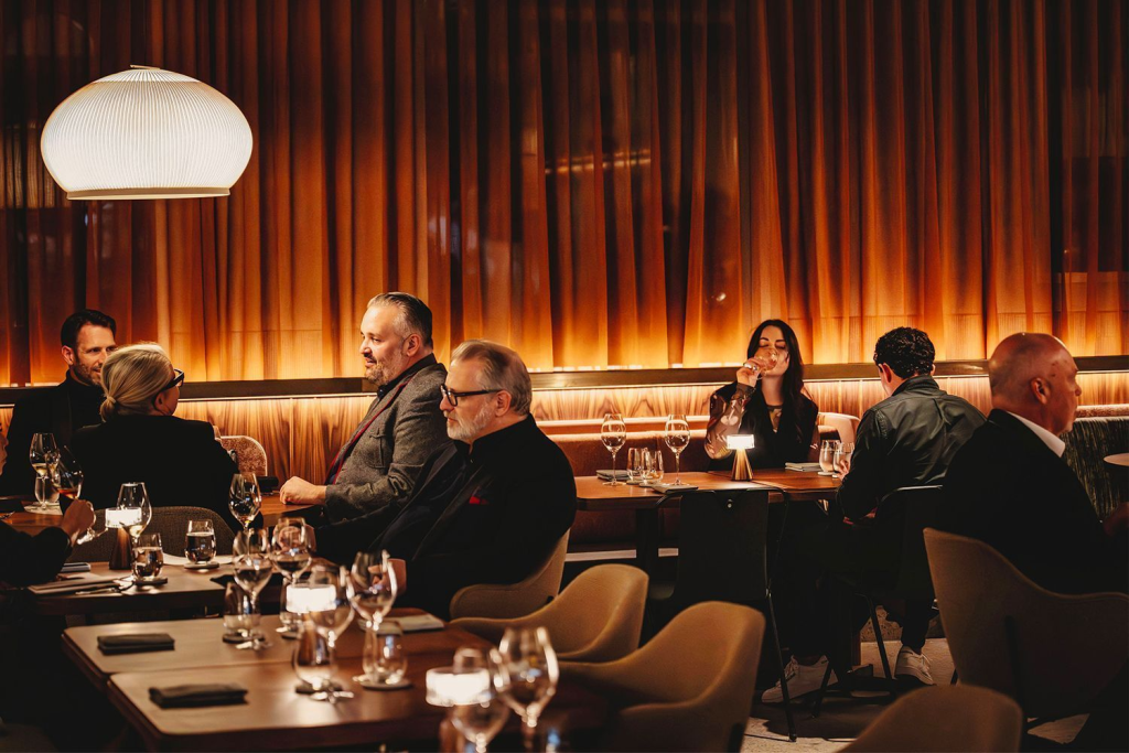 Michelin&nbsp;phải gánh chi phí khổng lồ để duy trì các nhóm thanh tra bay khắp thế giới, lưu trú tại những khách sạn đắt đỏ và dùng bữa nhiều lần ở các nhà hàng hàng đầu.