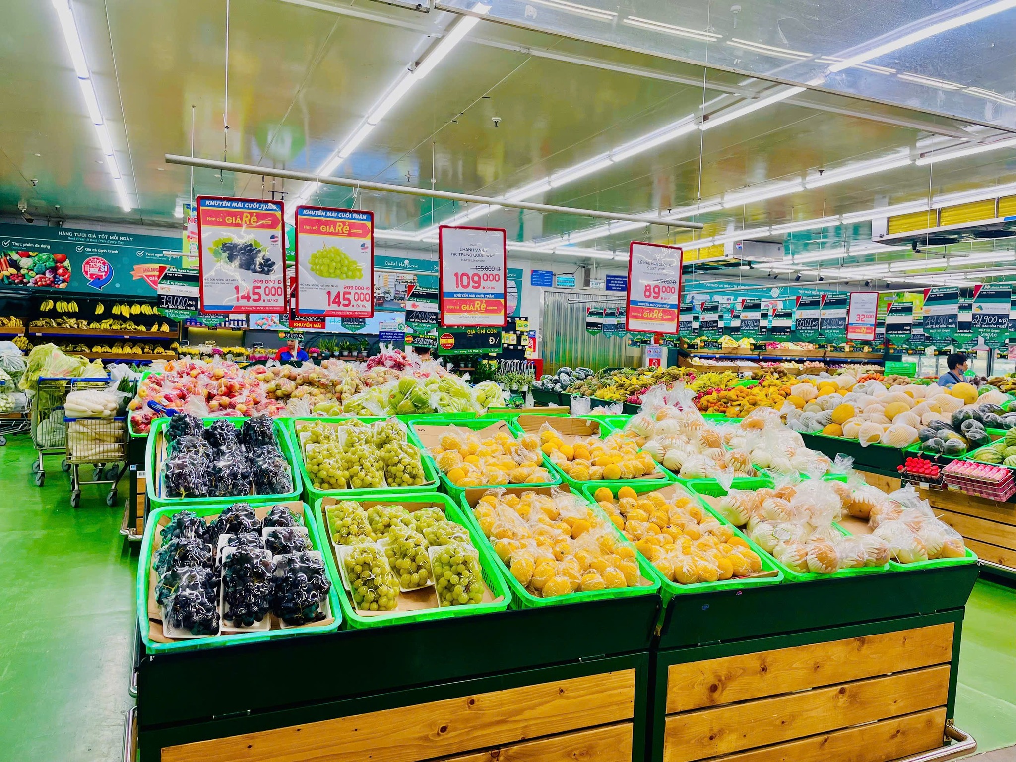 Việc các siêu thị chủ động giảm giá, tăng nguồn cung hàng thiết yếu được xem là tín hiệu tích cực, góp phần kích cầu tiêu dùng.