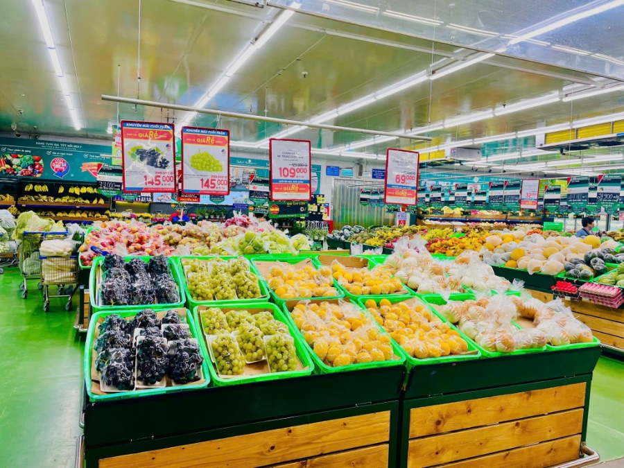 Việc các siêu thị chủ động giảm giá, tăng nguồn cung hàng thiết yếu được xem là tín hiệu tích cực, góp phần kích cầu tiêu dùng.