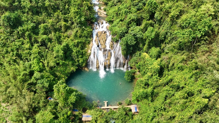 Thác Tà Puồng trong xanh.