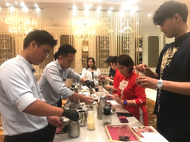 Khách trải nghiệm pha chế Cafe tại Sheraton Grand Danang Beach Resort & Spa. Ảnh Ngô Anh Văn