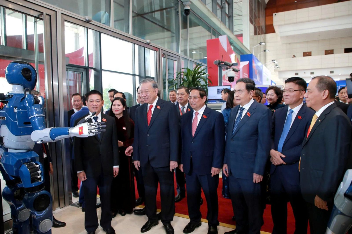 Tổng Bí thư Tô Lâm, Thủ tướng Phạm Minh Chính và các đồng chí lãnh đạo, nguyên lãnh đạo Đảng, Nhà nước tham quan triển lãm chào mừng Đại hội đại biểu Đảng bộ Chính phủ lần thứ I, nhiệm kỳ 2025-2030. Ảnh: TTXVN