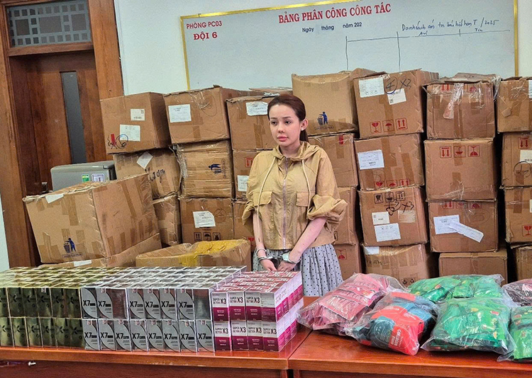 Võ Thị Ngọc Ngân cùng tang vật. Ảnh: TTXVN.