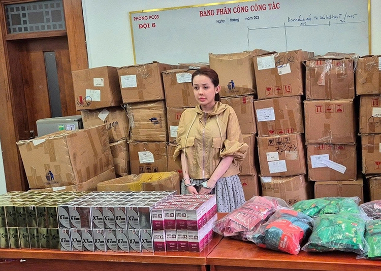 Võ Thị Ngọc Ngân cùng tang vật. Ảnh: TTXVN.