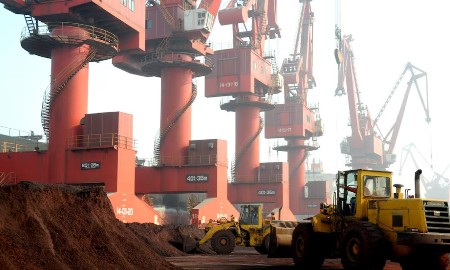 Công nhân vận chuyển đất chứa các nguyên tố đất hiếm để xuất khẩu tại một cảng ở Lianyungan, tỉnh Giang Tô (ảnh: Reuters).