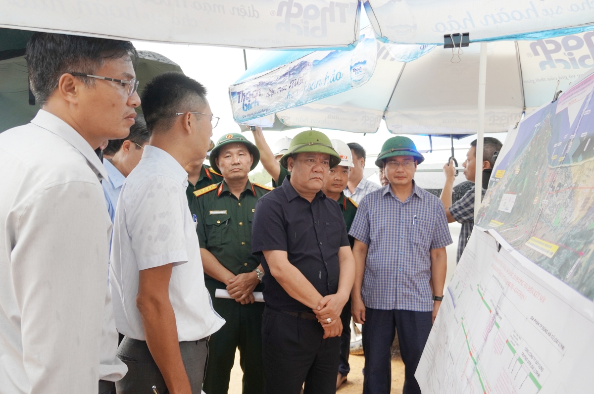 Chủ tịch UBND tỉnh nghe báo cáo Dự án Đường ven biển kết nối hành lang kinh tế Đông Tây, tỉnh Quảng Trị - Giai đoạn 1