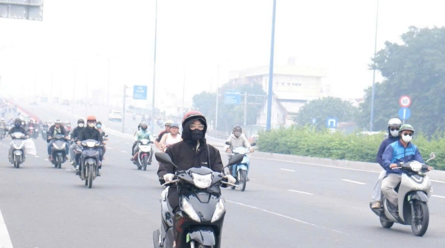 Vài ngày gần đây, đặc biệt ngày 11/10 vừa qua, nhiều khu vực tại TP.Hồ Chí Minh chìm trong sương mù dày đặc, làm giảm tầm nhìn xa. Ảnh: TPO
