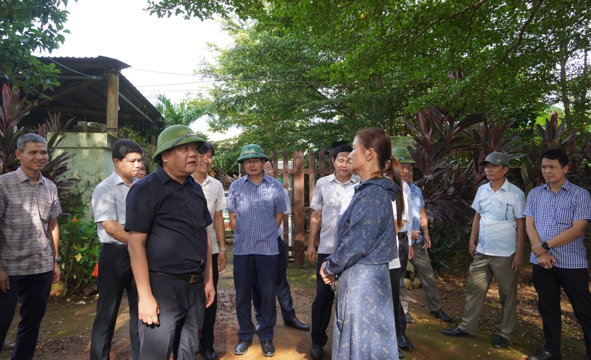 Chủ tịch UBND tỉnh Quảng Trị Trần Phong gặp gỡ, trao đổi để nắm bắt những kiến nghị, đề xuất của các hộ dân