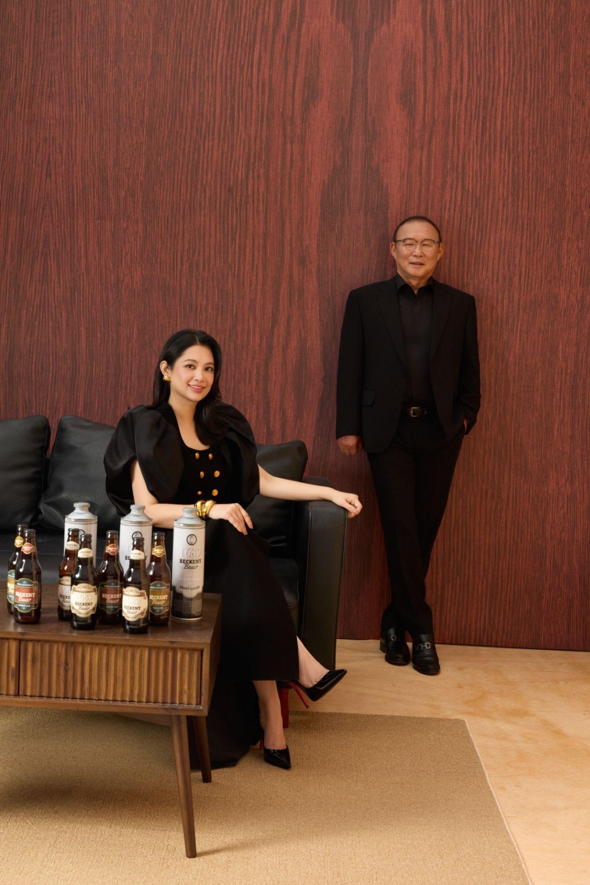 Bà Nguyễn Thị Thu Vân cùng Đại sứ hình ảnh Park Hang Seo và các sản phẩm tiêu biểu của 1689 Beckent Bauer.