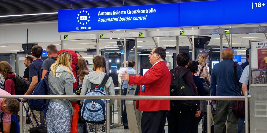 EU dự kiến sẽ chấm dứt hoàn toàn việc đóng dấu thủ công vào tháng 4/2026, khi EES hoạt động trên toàn khối.