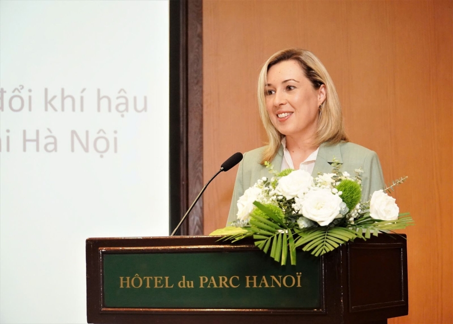 Bà Anna Gibson, Tham tán về Biến đổi khí hậu, Đại sứ quán Anh tại Hà Nội, phát biểu tại hội thảo.