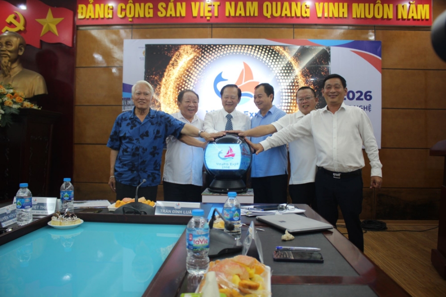 Bấm nút khởi động website VINAFIS EXPO 2026,. Ảnh Chu Khôi.