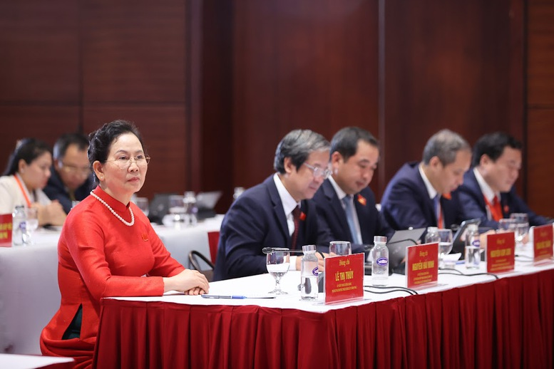 Các đồng chí Ủy viên Trung ương Đảng, Phó Bí thư Đảng ủy Chính phủ, các đồng chí Ủy viên Ban Thường vụ Đảng ủy Chính phủ tham dự họp báo - Ảnh: VGP