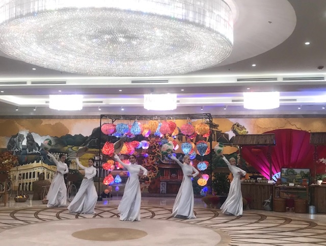 Nét văn hóa Việt phục vụ khách tại Resort 5 sao ở Đà Nẵng. Ảnh Ngô Anh Văn