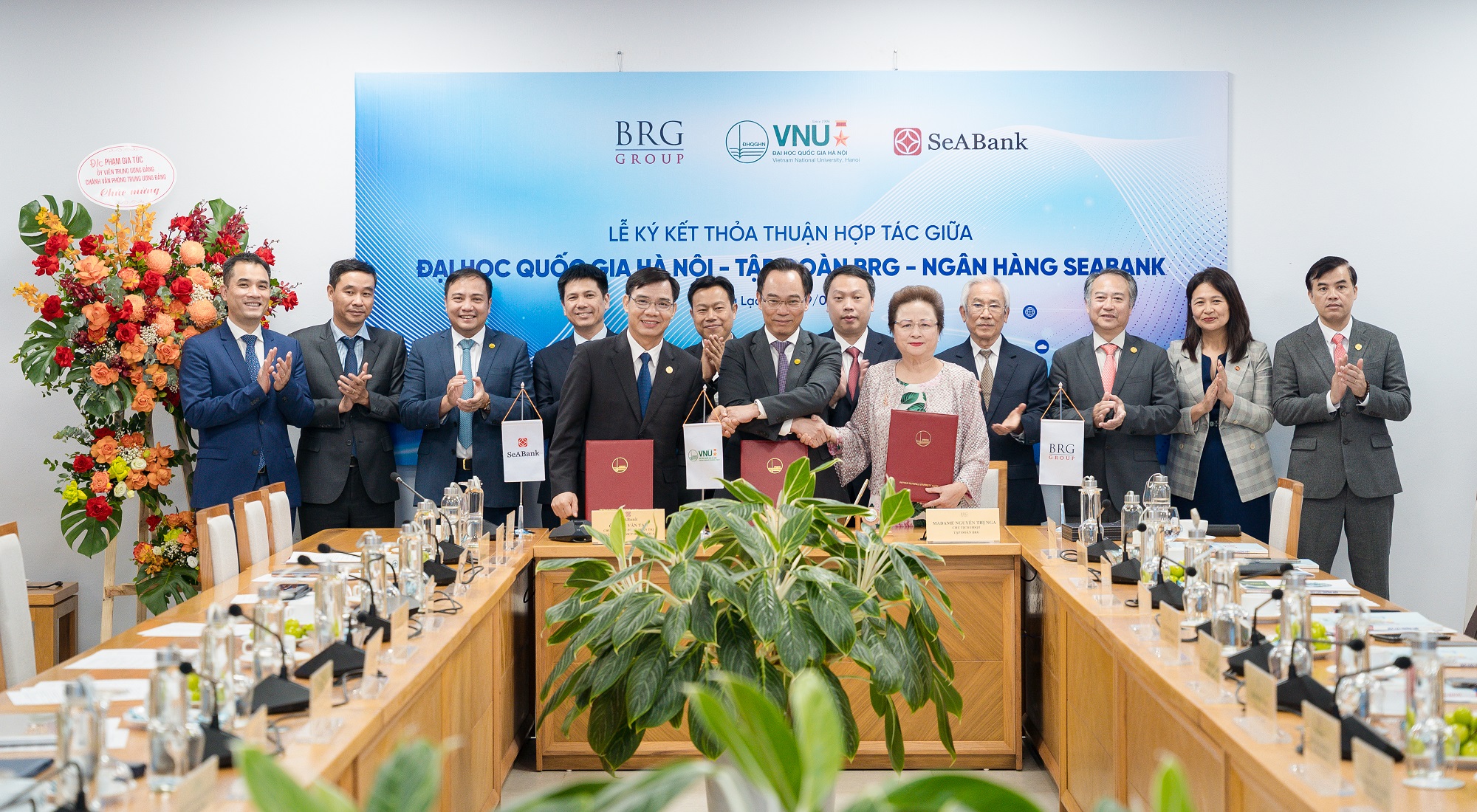 Đại diện Tập đoàn BRG, Ngân hàng SeABank và Đại học Quốc gia Hà Nội ký kết thỏa thuận hợp tác.