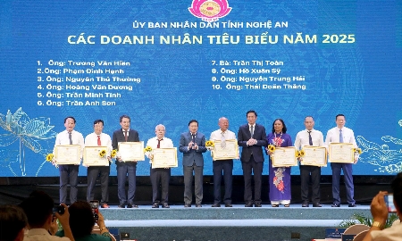 Phó Bí thư Thường trực Tỉnh ủy Hoàng Nghĩa Hiếu và Chủ tịch UBND tỉnh Nghệ An Lê Hồng Vinh trao Bằng khen cho các doanh nhân tiêu biểu năm 2025