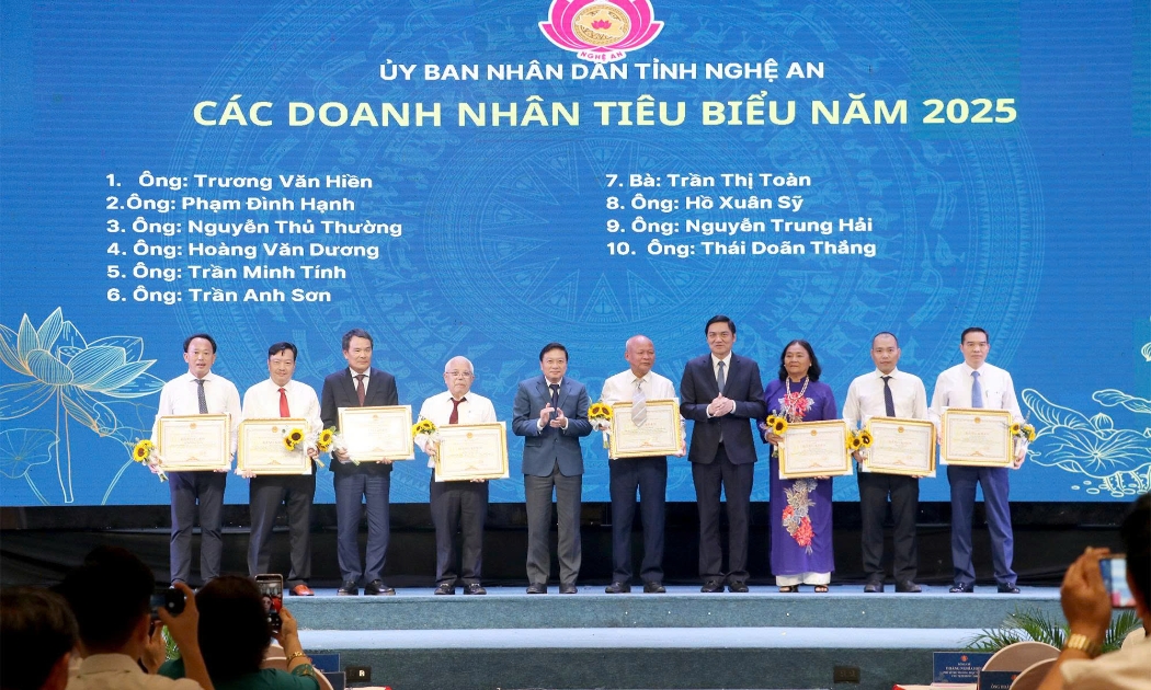 Phó Bí thư Thường trực Tỉnh ủy Hoàng Nghĩa Hiếu và Chủ tịch UBND tỉnh Nghệ An Lê Hồng Vinh trao Bằng khen cho các doanh nhân tiêu biểu năm 2025