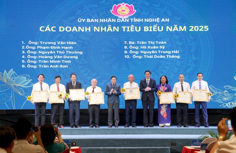 Phó Bí thư Thường trực Tỉnh ủy Hoàng Nghĩa Hiếu và Chủ tịch UBND tỉnh Nghệ An Lê Hồng Vinh trao Bằng khen cho các doanh nhân tiêu biểu năm 2025