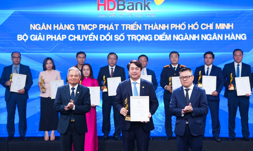 Đại diện HDBank nhận Giải thưởng Chuyển đổi số Việt Nam 2025.