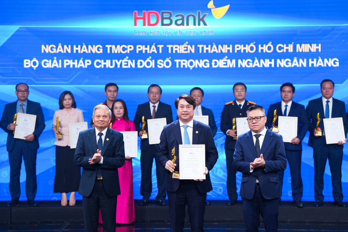 Đại diện HDBank nhận Giải thưởng Chuyển đổi số Việt Nam 2025.