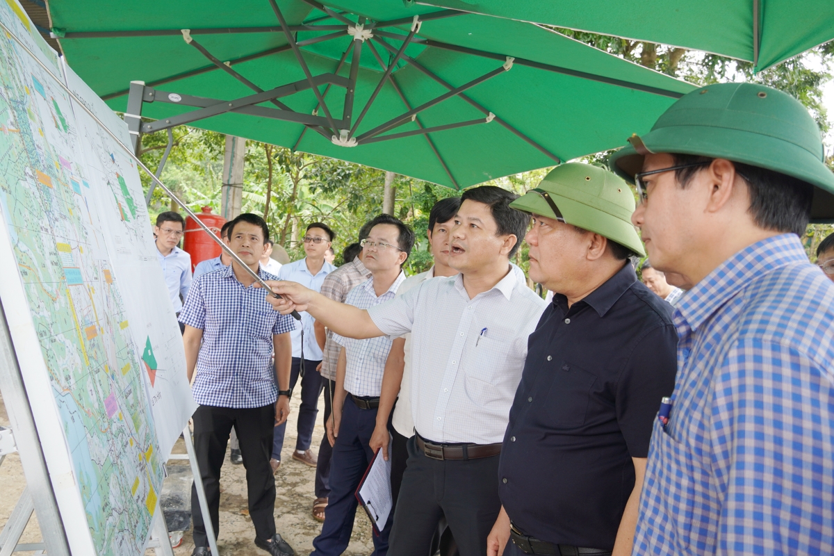 hủ tịch UBND tỉnh nghe báo cáo tiến độ Dự án đường tránh phía Đông, phường Đông Hà đoạn từ Quốc lộ 1 về cảng Cửa Việt