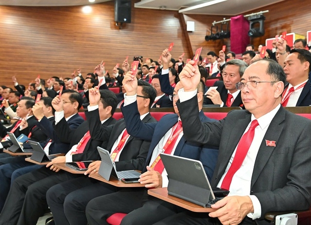 Các đại biểu biểu quyết thông qua các nội dung làm việc tại Đại hội - Ảnh: BTC.