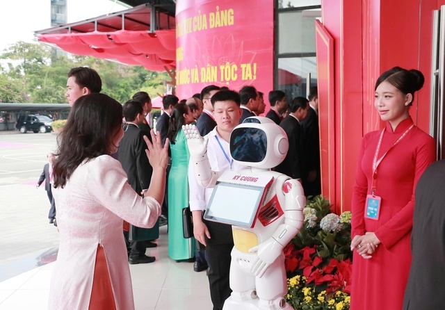 Robot lễ tân tiếp đón các đại biểu dự Đại hội - Ảnh: VGP