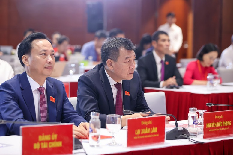 Các đồng chí Ủy viên Trung ương Đảng, Phó Bí thư Đảng ủy Chính phủ, các đồng chí Ủy viên Ban Thường vụ Đảng ủy Chính phủ tham dự họp báo - Ảnh: VGP