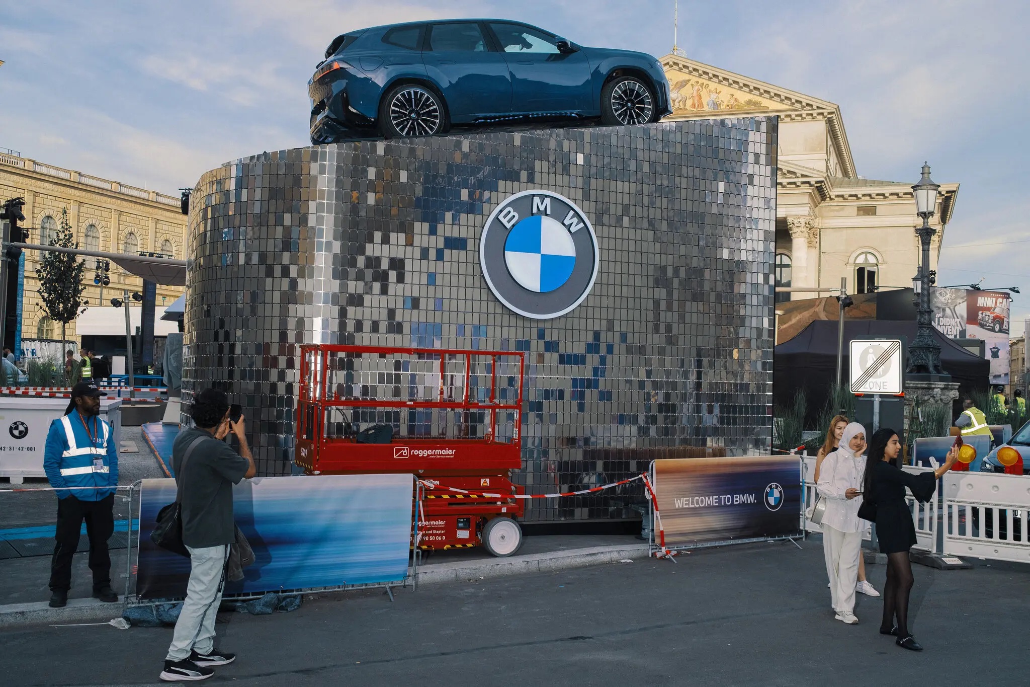 <i>BMW đã cắt giảm dự báo lợi nhuận và dòng tiền do thuế quan do Mỹ áp đặt. Ảnh: NYT.</i>