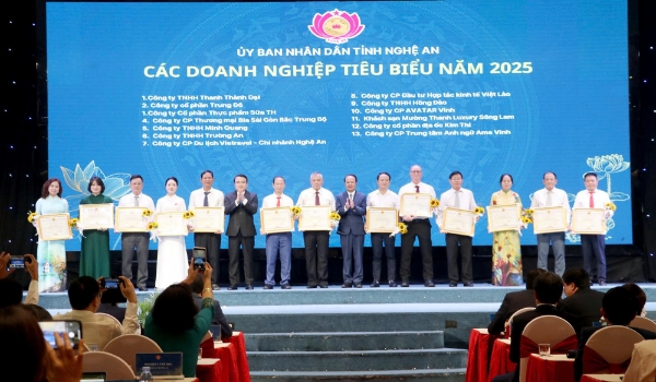 Phó Chủ tịch Thường trực HĐND tỉnh Nguyễn Nam Đình và Phó Chủ tịch UBND tỉnh Nghệ An Phùng Thành Vinh trao Bằng khen cho các doanh nghiệp tiêu biểu