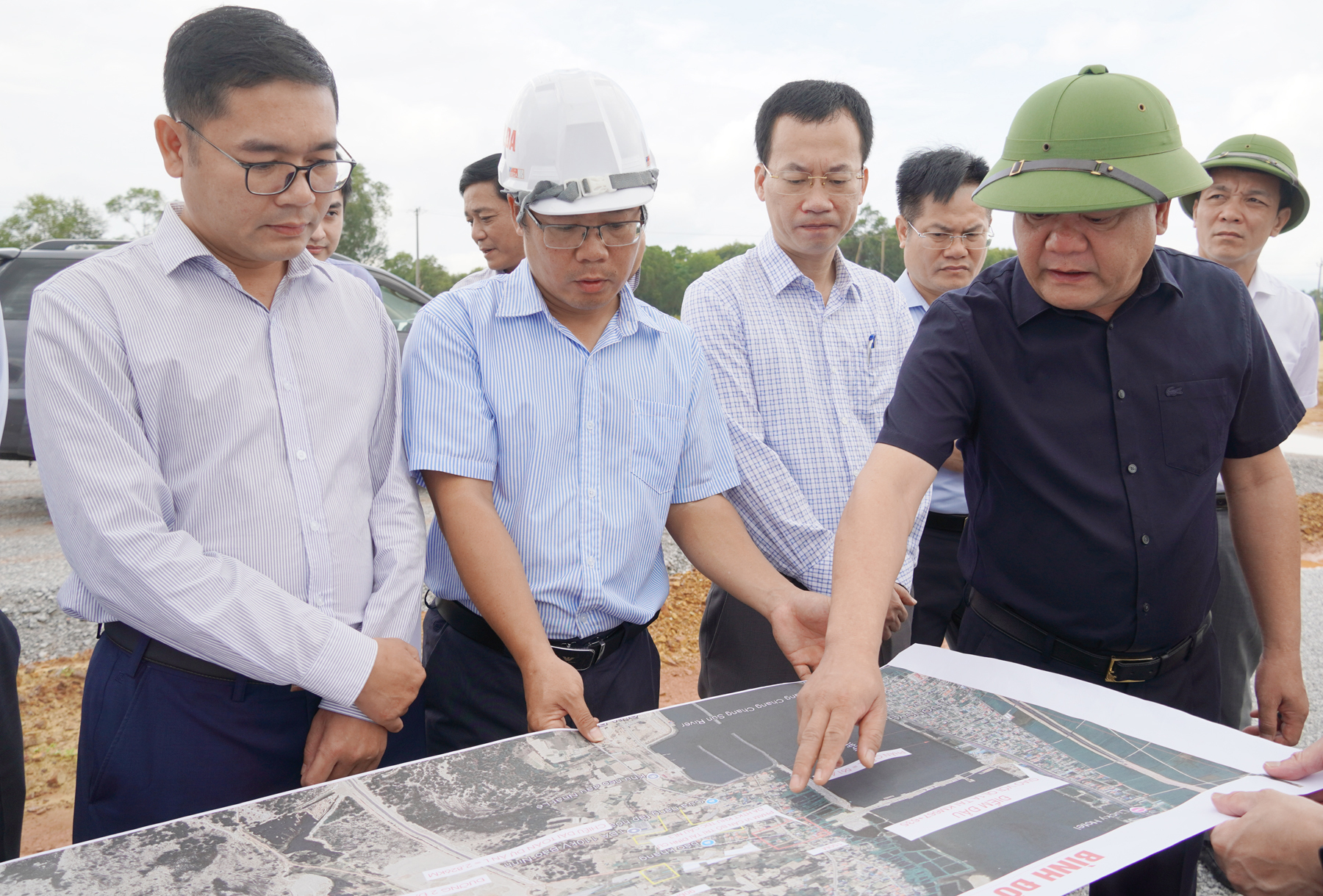 Chủ tịch UBND tỉnh Quảng Trị kiểm tra hiện trường tình hình thực hiện Dự án thành phần 2 - Cầu Nhật Lệ 3 và đường 2 đầu cầu