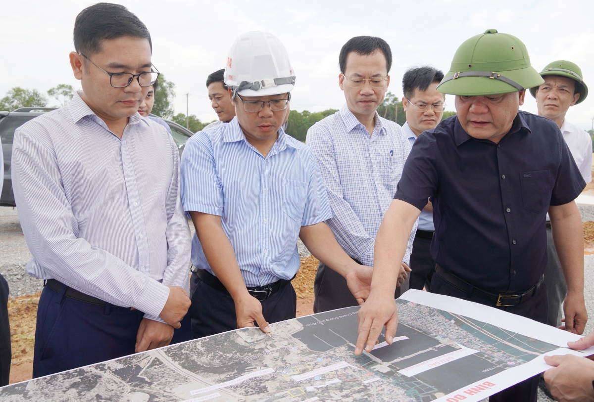 Chủ tịch UBND tỉnh Quảng Trị kiểm tra hiện trường tình hình thực hiện Dự án thành phần 2 - Cầu Nhật Lệ 3 và đường 2 đầu cầu