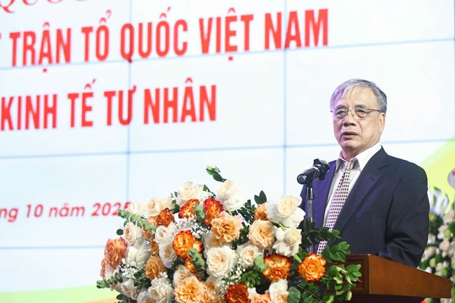 PGS.TS. Trần Đình Thiên, Ủy viên Đoàn Chủ tịch, Chủ nhiệm HĐTV về Kinh tế của Ủy ban Trung ương Mặt trận Tổ quốc Việt Nam trình bày báo cáo đề dẫn Hội thảo. Ảnh: Mặt trận.