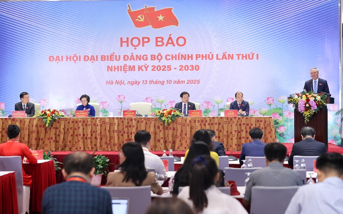 Ủy viên Bộ Chính trị, Phó Bí thư Thường trực Đảng ủy Chính phủ, Phó Thủ tướng Thường trực Chính phủ Nguyễn Hòa Bình chủ trì họp báo. Ảnh: VGP