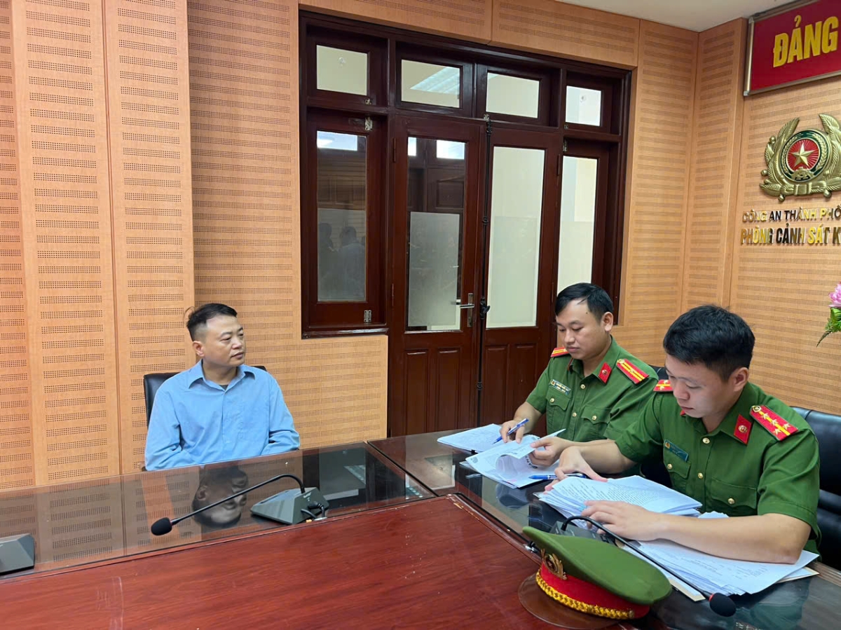 Cơ quan công an làm việc với Nguyễn Hòa Bình. Ảnh: Cổng thông tin điện tử Công an TP Hà Nội.