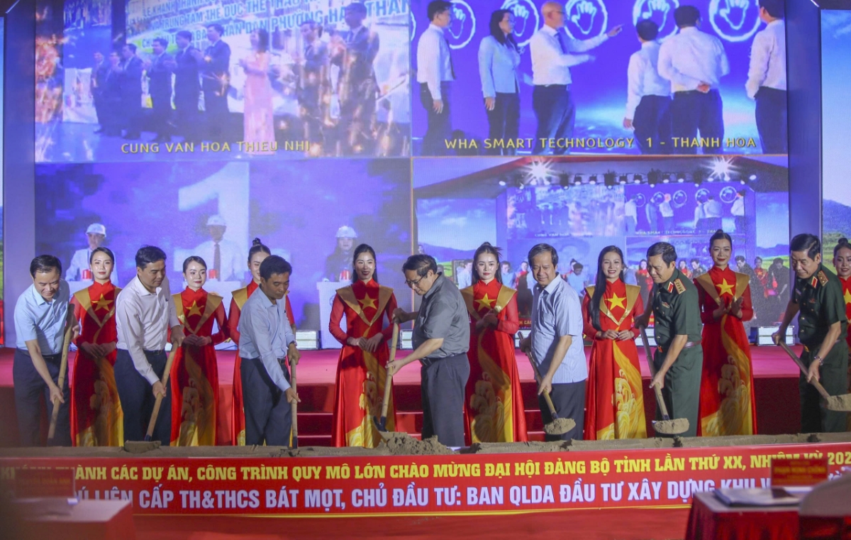 Thủ tướng Phạm Minh Chính cùng các đại biểu thực hiện nghi thức khởi công dự án