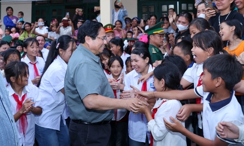 Thủ tướng Phạm Minh Chính dự lễ khởi công Trường nội trú liên cấp tại xã biên giới Bát Mọt
