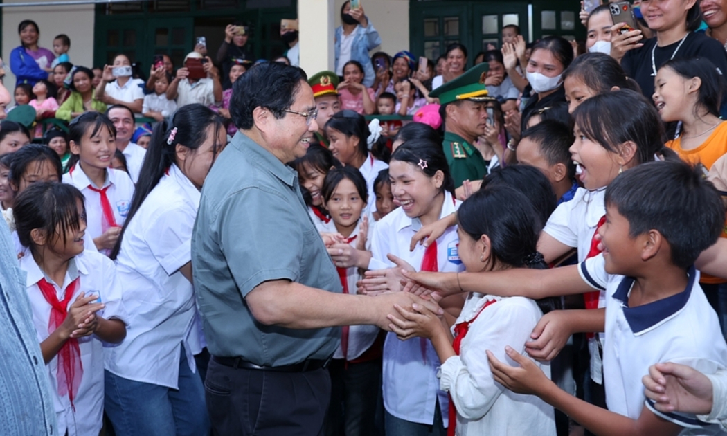 Thủ tướng Phạm Minh Chính và các em học sinh xã miền núi Bát Mọt
