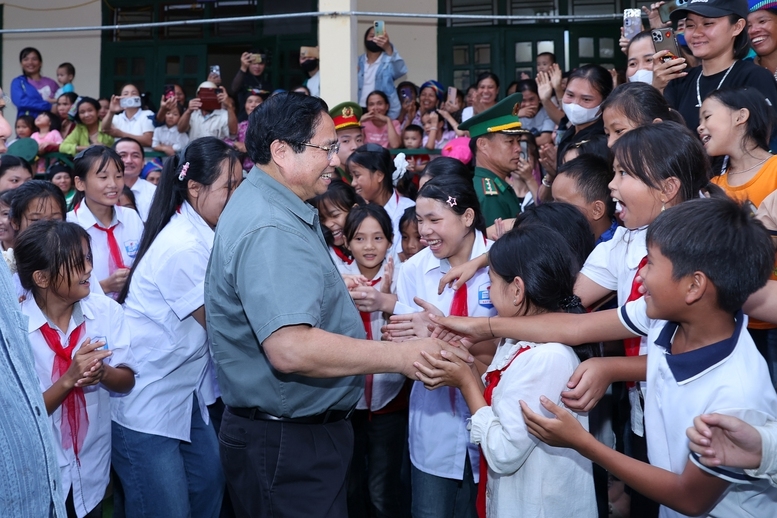 Thủ tướng Phạm Minh Chính và các em học sinh xã miền núi Bát Mọt