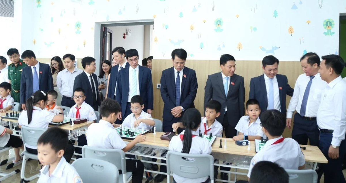 Các đại biểu tham quan lớp học cờ vua tại Cung Văn hóa thiếu nhi và Trung tâm thể dục, thể thao Hạc Thành.